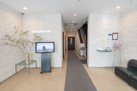 【建築事例】ビル外壁とのつながりを意識しながら「市川甚商事本社エントランス」をリニューアル